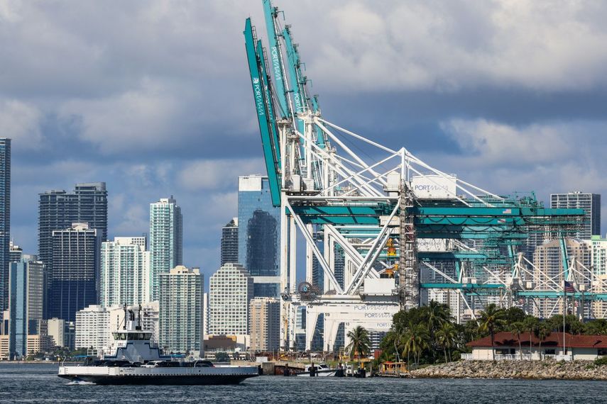 Imagen de parte del&nbsp; Puerto de Miami y de fondo la ciudad.