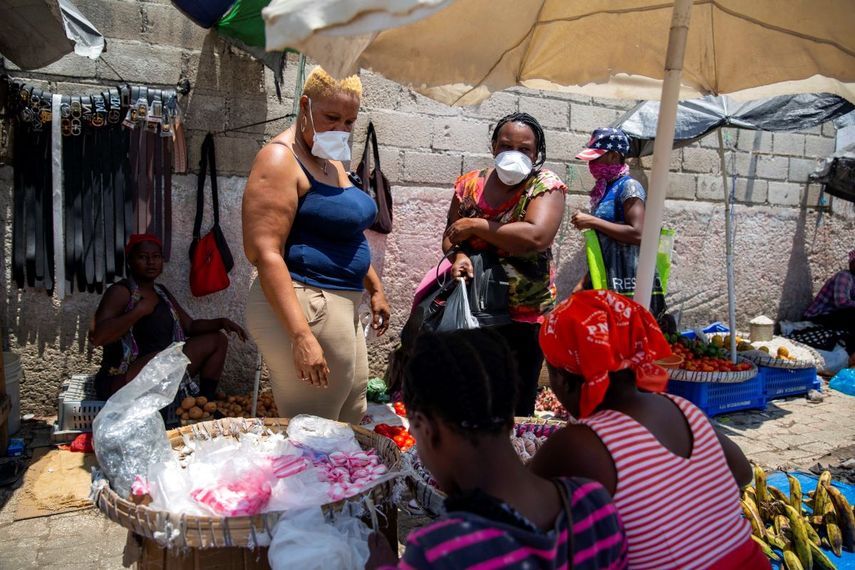 &nbsp; Pocas mujeres lucen tapabocas en esta escena del 15 de abril del 2020 en un mercado callejero de Puerto Pr&iacute;ncipe, Hait&iacute;. Mensajes cruzados del gobierno generan confusi&oacute;n en torno a la ayuda extranjera que EEUU est&aacute; dispuesto a ofrecer a los pa&iacute;ses m&aacute;s necesitados para combatir el coronavirus.&nbsp; &nbsp;