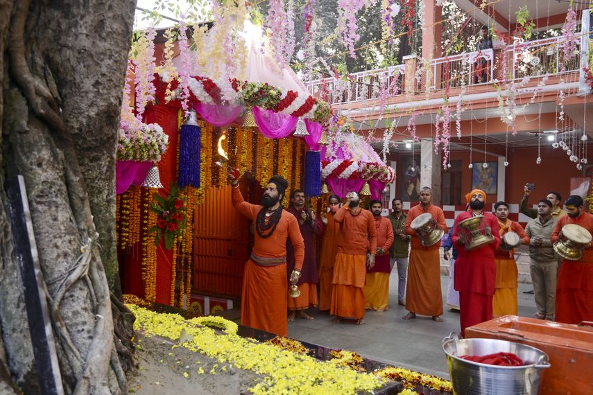 Una de las imágenes de un sacerdote hindú en la que realiza rituales el día de Año Nuevo en el templo Bade Hanuman cerca de Sangam, la confluencia de los ríos Ganges, Yamuna y el mítico Saraswati en Prayagraj el 1 de enero de 2023.