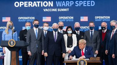El presidente Donald Trump firma una orden ejecutiva que da prioridad a los estadounidenses para recibir vacunas contra el coronavirus, durante la Cumbre de la Vacuna de la Operación Warp Speed, en Washington, DC el 8 de diciembre de 2020.&nbsp;