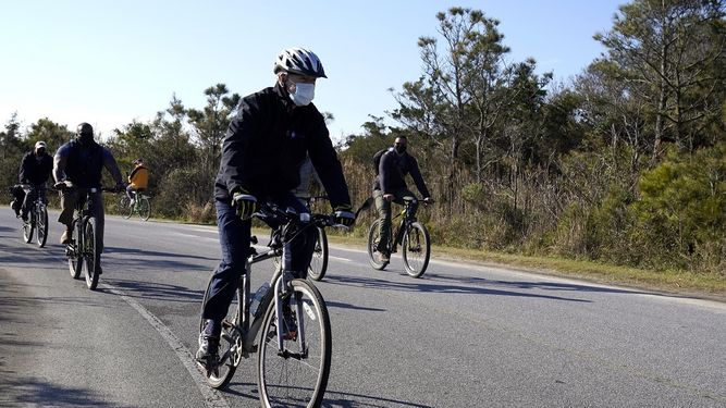 &nbsp;En esta fotografía del 14 de noviembre de 2020, el presidente electo Joe Biden recorre en bicicleta el parque estatal Cape Henlopen en Lewes, Delaware.&nbsp;