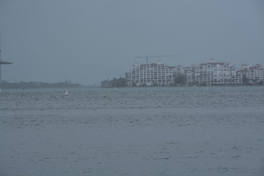 Las bandas de lluvia y vientos del ciclón Matthew se acercan a Miami.
