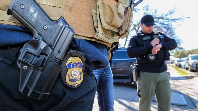 Agentes del Servicio de Inmigración y Control de Aduanas de Estados Unidos (ICE), durante un operativo contra inmigrantes irregulares.&nbsp;