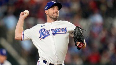Max Scherzer, lanzador de los Rangers de Texas, lanza en contra de los Astros de Houston durante la primera entrada del Juego 3 de la Serie de Campeonato de la Liga Americana, el miércoles 18 de octubre de 2023, en Arlington, Texas.&nbsp;