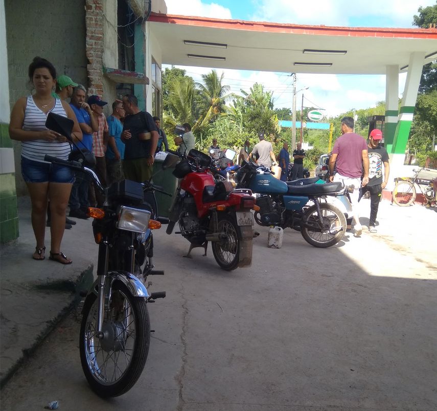 La escasez de combustible se ha convertido en una situaci&oacute;n constante en Cuba, largas filas de due&ntilde;os de autos se observan en las gasolineras a la espera de la llegada de la pipa (camiones) de combustible.&nbsp;
