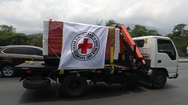 La Cruz Roja venezolana anunció este martes el ingreso de un primer lote de ayuda humanitaria que incluye generadores eléctricos que serán destinados a varios hospitales con la finalidad de blindar estos lugares en medio de los frecuentes apagones que registra el país caribeño.