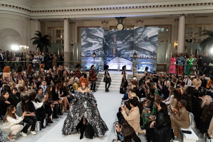 Los modelos presentan las creaciones del diseñador irlandés-estadounidense Paul Costelloe durante el desfile de su colección Otoño/Invierno 2023 el día de la inauguración de la Semana de la Moda de Londres, en Londres, el 17 de febrero de 2023.