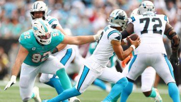 Bryce Young, de los Panthers de Carolina, evita la tacleada de Zach Sieler, de los Dolphins de Miami. Bryce Young, de los Panthers de Carolina, evita la tacleada de Zach Sieler, de los Dolphins de Miami.