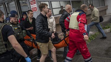 Al disiparse las esperanzas de detener la ofensiva rusa, el canciller Dmytro Kuleba imploró a las naciones occidentales que envíen más armas para que los defensores puedan “rechazar” a las fuerzas rusas.