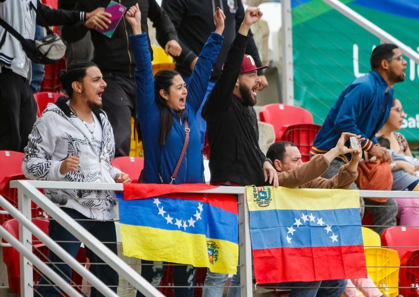 Aficionados venezolanos deliran con su selecci&oacute;n de softbol en el Centro Deportivo Villa Mar&iacute;a del Triunfo, el 28 de julio en los Juegos Panamericanos Lima 2019.