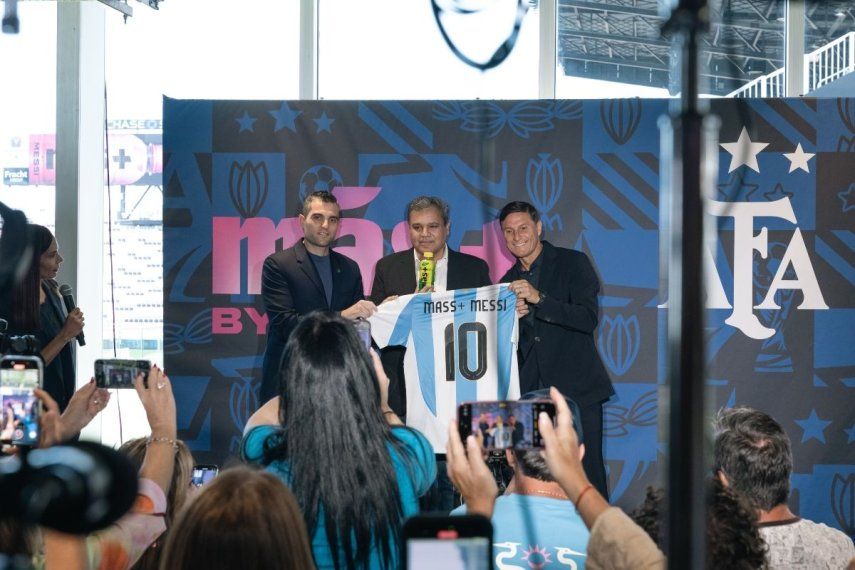 De izquierda a derecha: Leandro Petersen, Director Comercial y de mercadeo de AFA; Rishi Daing, Vicepresidente Ejecutivo (EVP) en Mark Anthony Brands y Javier Zanetti, leyenda del futbol argentino, durante un evento para el anuncio de la alianza con Más by Messi.