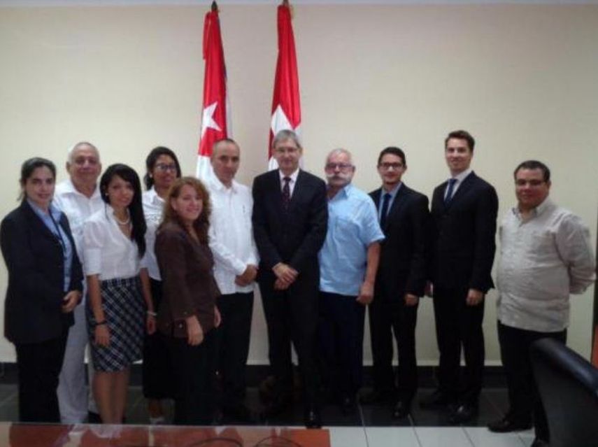 El embajador suizo Urs von Arb con ambas delegaciones