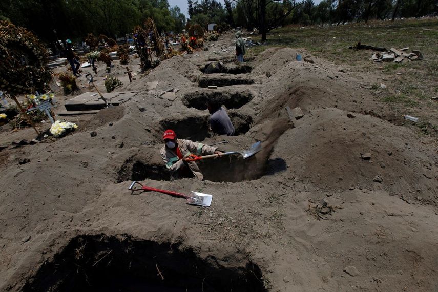 &nbsp; Varios trabajadores cavan tumbas en el cementerio de San Lorenzo Tezonco en la alcald&iacute;a Iztapalapa de la Ciudad de M&eacute;xico, el martes 2 de junio de 2020, en medio de la pandemia de coronavirus.&nbsp; &nbsp;