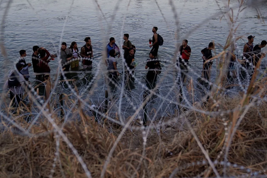 Inmigrantes intenta cruzar la frontera entre México y Texas.