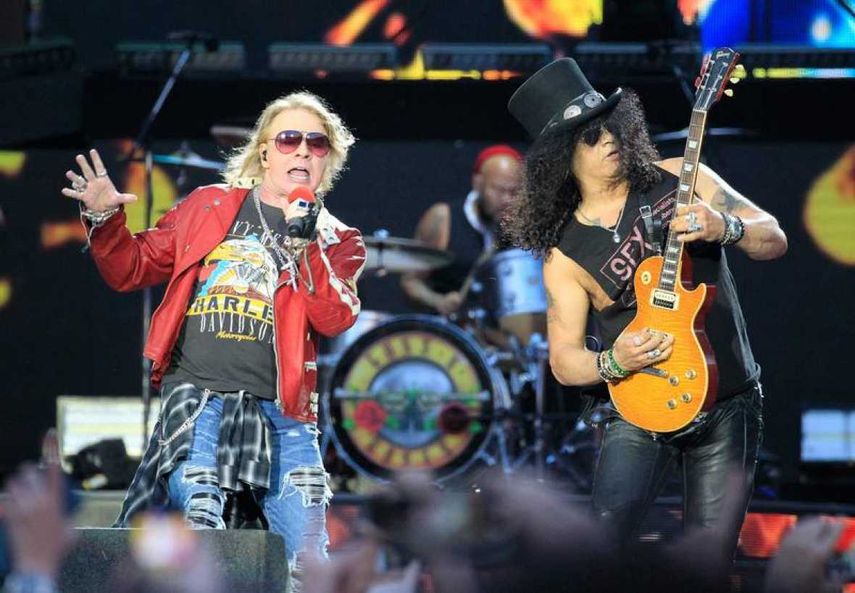 El vocalista, Axl Rose y el guitarrista, Slash, de la banda de rock estadounidense Guns N Roses. 