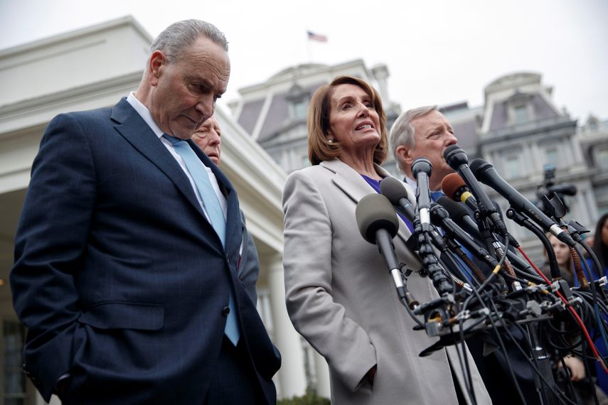 La presidenta de la Cámara Baja Nancy Pelosi y el líder de la minoría demócrata en el Senado, Chuck Schumer, declaran a la prensa luego de reunirse con el presidente Donald Trump.