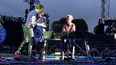 chris martin invita a un fan a tocar durante concierto de coldplay chris martin invita a un fan a tocar durante concierto de coldplay