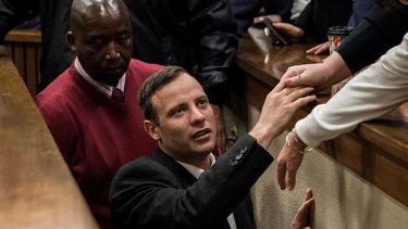 El atleta sudafricano Oscar Pistorius a su salida del Tribunal Superior de Pretoria, Sudáfrica, luego de ser condenado a seis años de prisión por el asesinato a disparos de su novia, la modelo Reeva Steenkamp. La jueza del Tribunal Superior de Pretoria