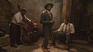 En esta imagen difundida por Netflix, Michael Potts, Chadwick Boseman y Colman Domingo, de izquierda a derecha, en una escena de Ma Raineys Black Bottom. Ma Rainey, Minari y Boseman lideran nominaciones al SAG.