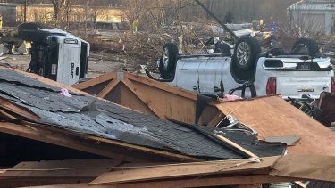 Vehículos volcados y estructuras dañadas yacen en el suelo el viernes 31 de marzo de 2023, luego de que un tornado pasó por Coralville, Iowa.&nbsp;