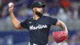 El dominicano Sandy Alcántara, abridor de los Marlins de Miami, trabaja durante un compromiso.