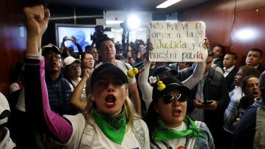 Manifestantes participan en una protesta dentro de la cámara alta del Congreso durante la legislación de la reforma judicial propuesta por el gobierno, en el Congreso Nacional en Ciudad de México, el 10 de septiembre de 2024. El Senado de México convocó una sesión en una sede alterna para debatir la controvertida reforma judicial del presidente Andrés Manuel López Obrador, luego de que los manifestantes invadieran el recinto legislativo y obligaran a suspender las deliberaciones, anunció la cámara. 