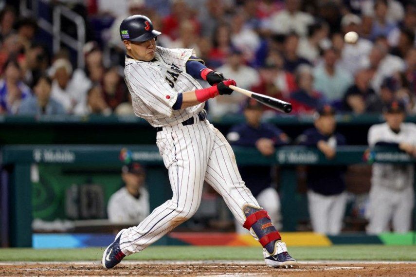 Kazuma Okamoto #25 del equipo japonés conecta un jonrón solitario en la cuarta entrada contra el equipo estadounidense durante el Clásico Mundial de Béisbol en el LoanDepot Park el 21 de marzo de 2023 en Miami, Florida.&nbsp;