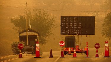 california: tres muertos en colision aerea mientras combatian incendios