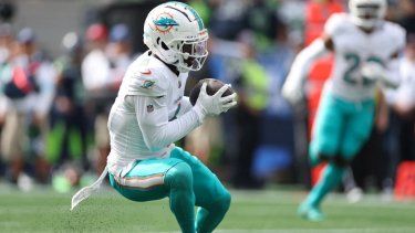 El cornerback Kader Kohou, de los Dolphins de Miami, intercepta un pase durante un partido, el 22 de septiembre de 2024.