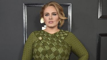 Adele llega a la 59 entrega anual de los premios Grammy, el 12 de febrero de 2017 en Los Angeles. 