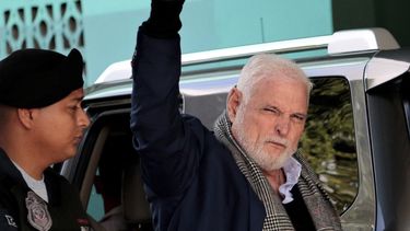 El expresidente panameño Ricardo Martinelli llega a la corte escoltado por un oficial de policía para seguir enfrentando su juicio por presunto espionaje en ciudad de Panamá el jueves 8 de agosto de 2019