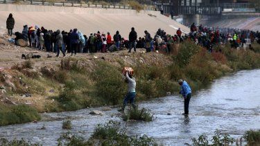 Centenares de migrantes hacen cola en la frontera sur para entregarse a las autoridades de inmigración con el argumento de solicita asilo político.&nbsp;