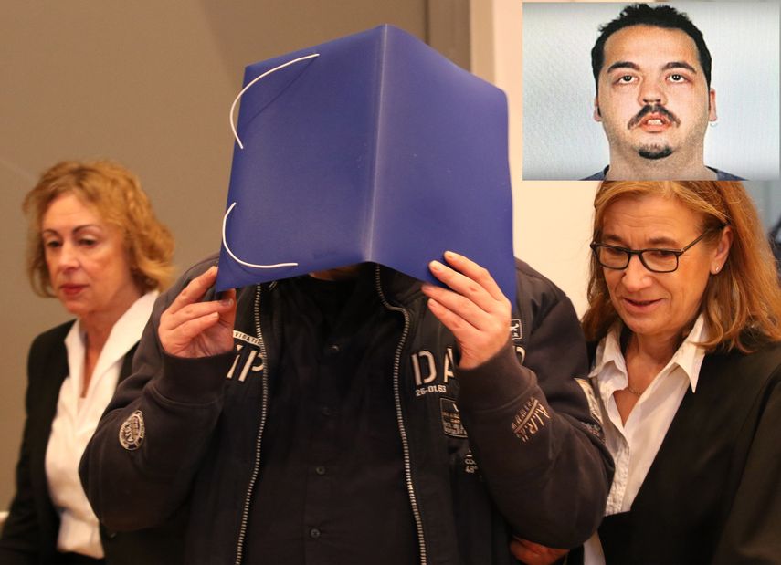El enfermero&nbsp;Niels&nbsp;Högel&nbsp;(c) se cubre el rostro al entrar en la sala de los juzgados de Oldemburgo (Alemania)&nbsp; antes del comienzo de su juicio.&nbsp;