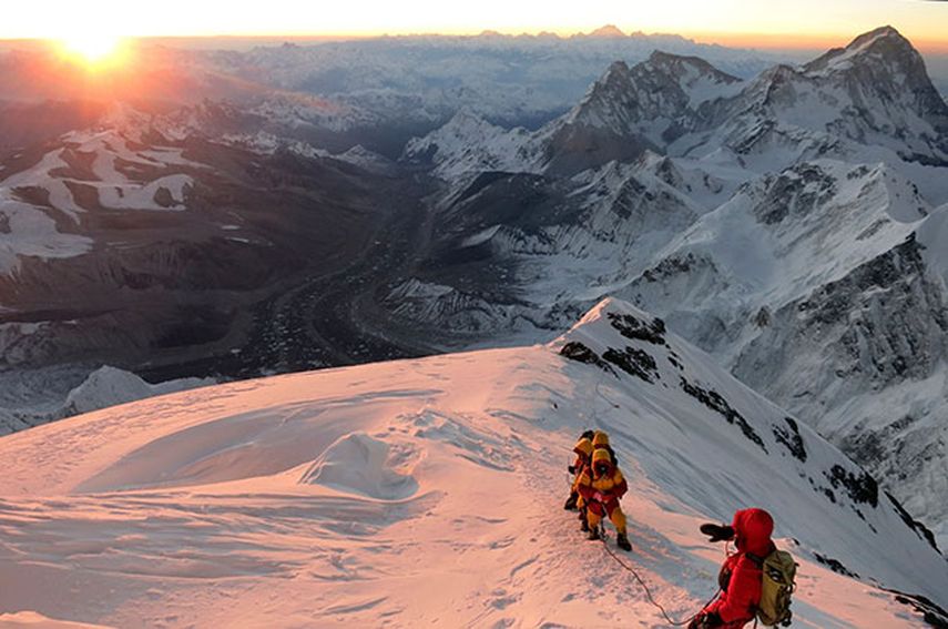 Foto del 18 de mayo de 2013 proporcionada por el montañista Adrian Ballinger de Alpenglow Expeditions, en la cima del Everest. Un alud en el monte dejó al menos 12 guías muertos y cuatro desaparecidos, el 18 de abril de 2014. (Foto AP/Alpenglow Expedit
