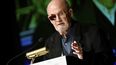 El autor Salman Rushdie recibe el primer premio a la perturbación de la paz de la Fundación de la Biblioteca Vaclav Havel en el Centro Vaclav Havel el martes 14 de noviembre de 2023, en Nueva York. &nbsp;