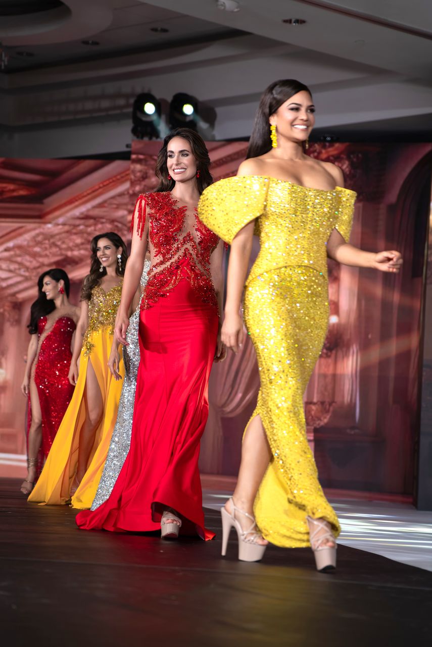 Alina Robert, primera finalista, Marianela Ancheta, Miss Universe Cuba, y el resto de las candidatas desfilan en traje de gala.