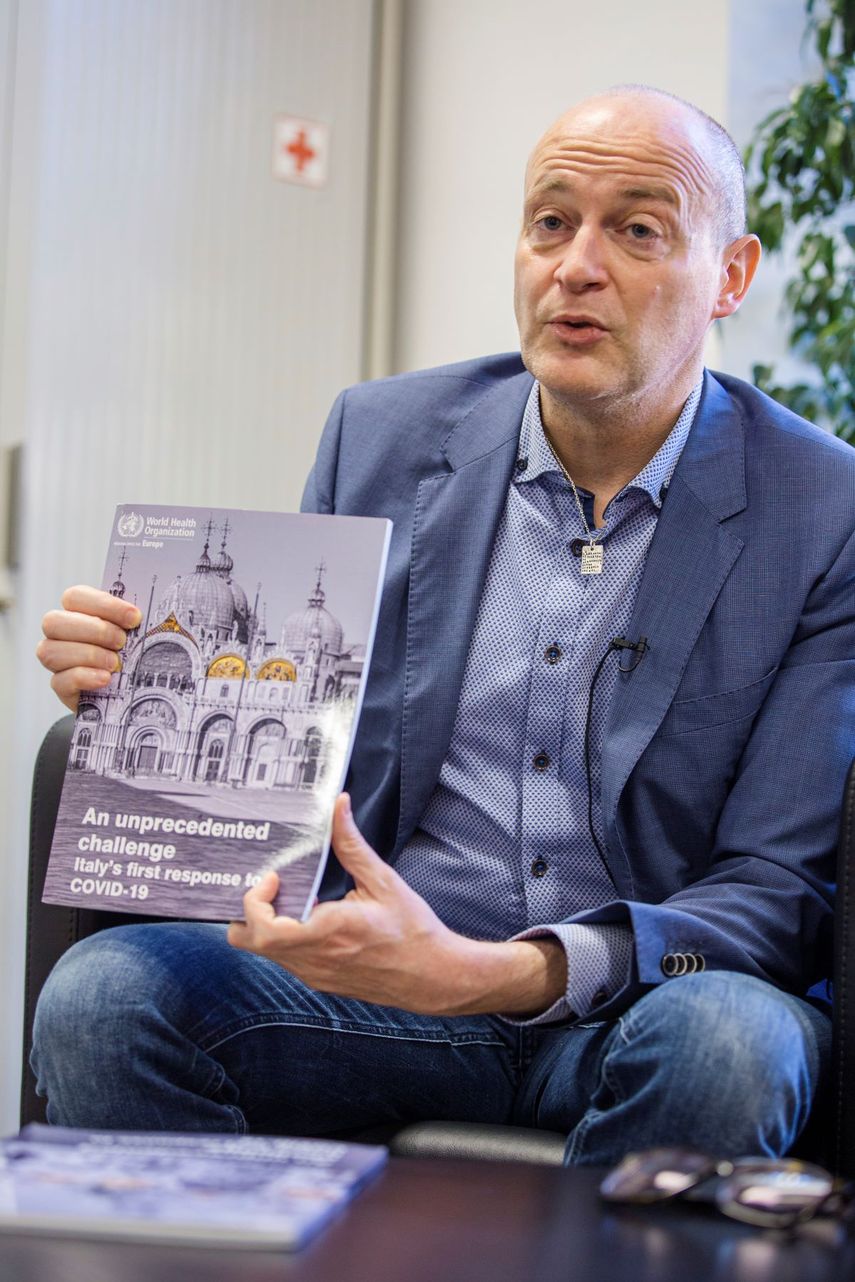 En esta foto del 18 de diciembre del 2020, Francesco Zambon, autor principal de un reporte retirado de la OMS sobre la respuesta italiana al coronavirus, muestra el reporte durante una entrevista con la Associated Press en Roma.&nbsp;