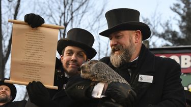 El directivo del Club de la Marmota A.J. Dereume sostiene a Punxsutawney Phil, la marmota meteoróloga, mientras el vicepresidente Dan McGinley lee el bando durante el festejo del 137mo Día de la Marmota en Gobblers Knob, Punxsutawney, Pennsylvania, jueves 2 de febrero de 2023.&nbsp;