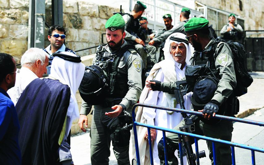 Palestinos intentan cruzar un puesto de seguridad israelí junto a la Puerta del León en el casco viejo de Jerusalén.