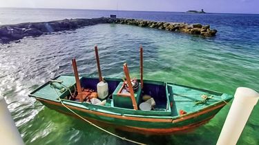 Embarcación en la que se movilizaban seis cubanos detenidos en Sombrero Beach, en los Cayos de Florida.