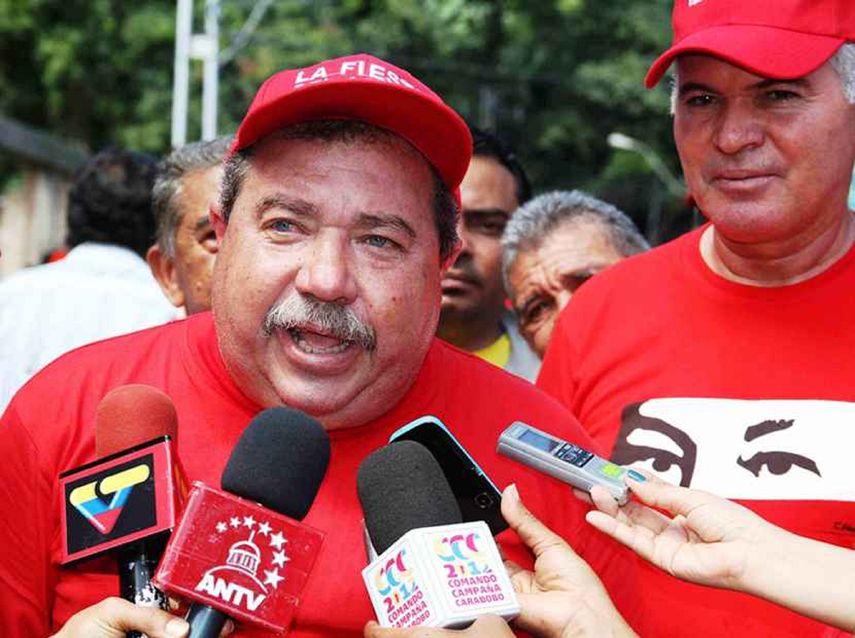 León Rodríguez sostiene una serie de acusaciones por irregularidades dentro de los manejos del complejo petroleo nacional, por conceder contratos millonarios sin licitación.