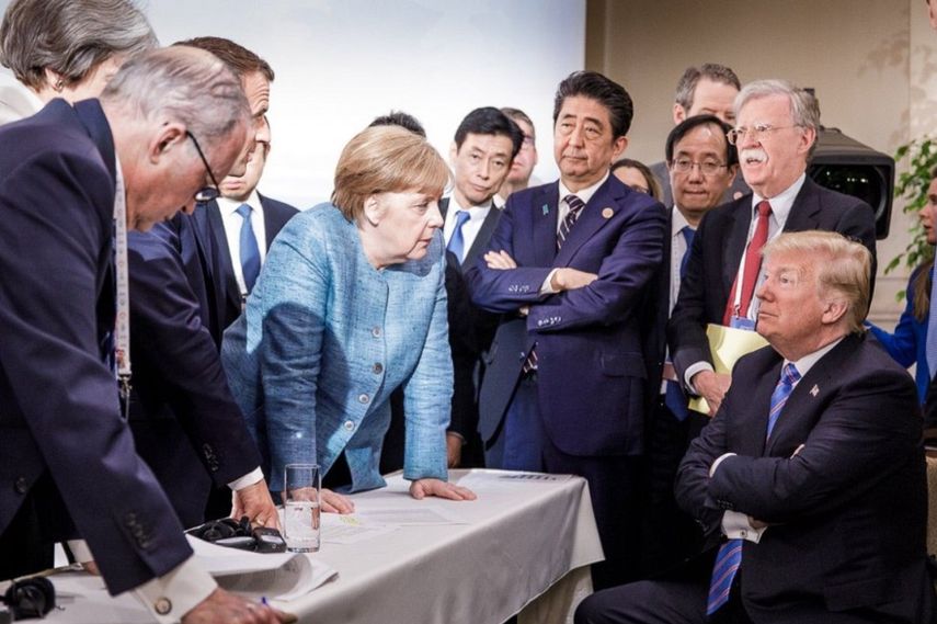 Esta foto, que muestra a Angela Mérkel y otros líderes hablando con Donald Trump, se hizo viral durante los días de la cumbre del G7 celebrada en Canadá