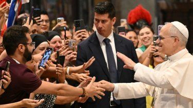 El Papa León XIV (der.) saluda a los fieles durante la misa del Jubileo de los Misioneros Digitales y los Influencers Católicos, celebrada por el cardenal filipino Luis Antonio Tagle en la Basílica de San Pedro del Vaticano el 29 de julio de 2025.&nbsp; &nbsp;