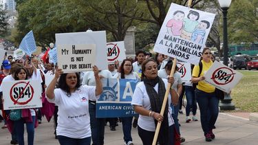 La propuesta endurecía las penas a indocumentados y buscaban encarecer las matrículas para estudiantes universitarios indocumentados.