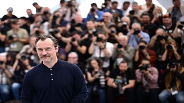 El actor británico Jude Law posa durante una sesión fotográfica para la película Firebrand en la 76ª edición del Festival de Cine de Cannes en Cannes, sur de Francia, el 22 de mayo de 2023.