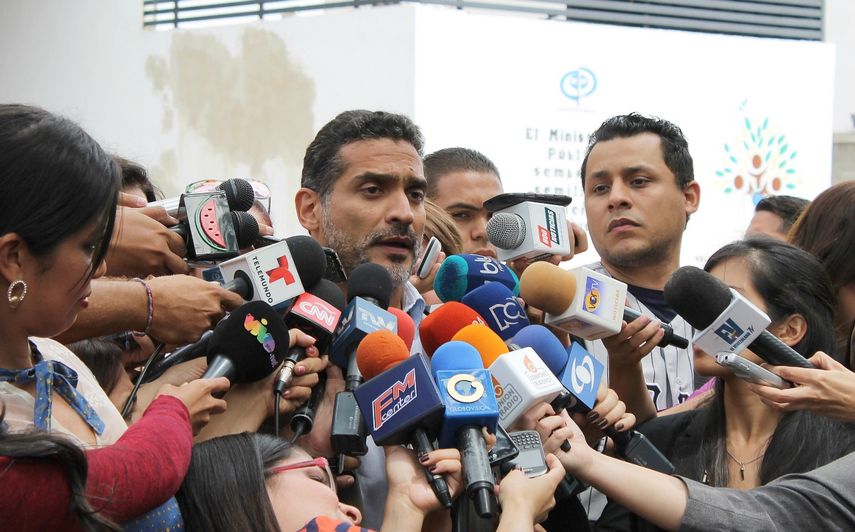 El abogado defensor de López, Juan Carlos Gutiérrez, declara a las afueras de la Fiscalía General de Venezuela (CORTESIA)