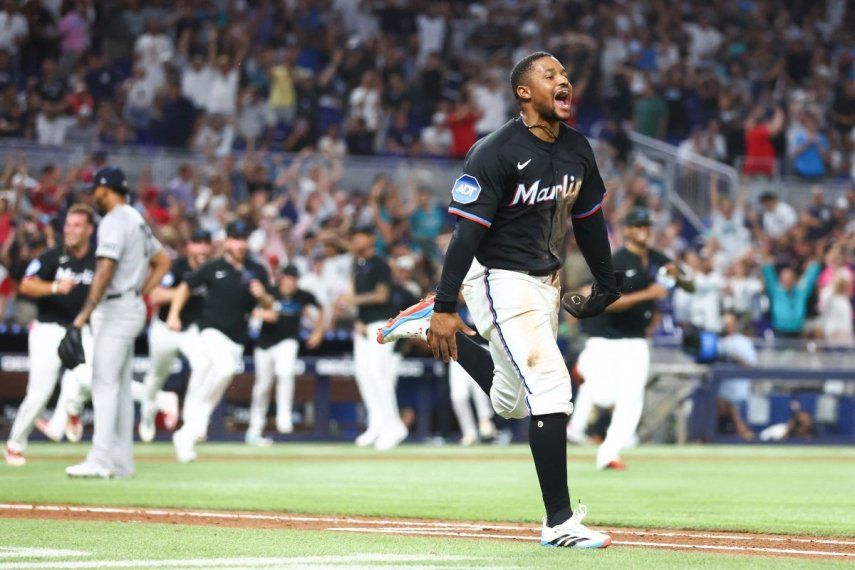 El jugador de los Marlins de Miami, Xavier Edwards, celebra luego de que su equipo dejara en el terreno a los Yanquis de Nueva York, el 1 de agosto de 2025.