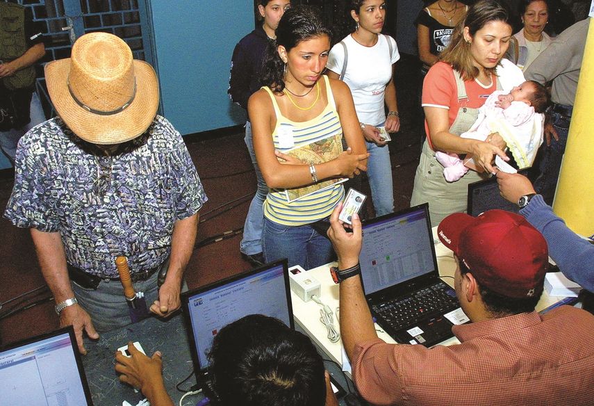 Los venezolanos firman para revocar al chavismo.&nbsp;