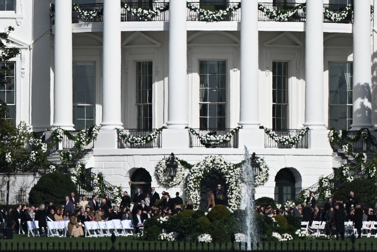 Los invitados llegan al jardín sur de la Casa Blanca en Washington, DC, para la boda de Naomi Biden, de 28 años, nieta del presidente Joe Biden, y Peter Neal, de 25, el 19 de noviembre de 2022.