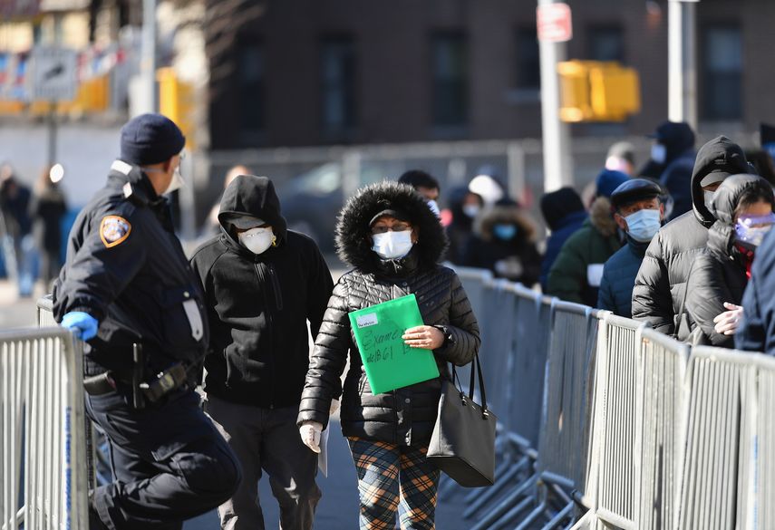 Imagen de una fila en Nueva York para tomar el examen de coronavirus.